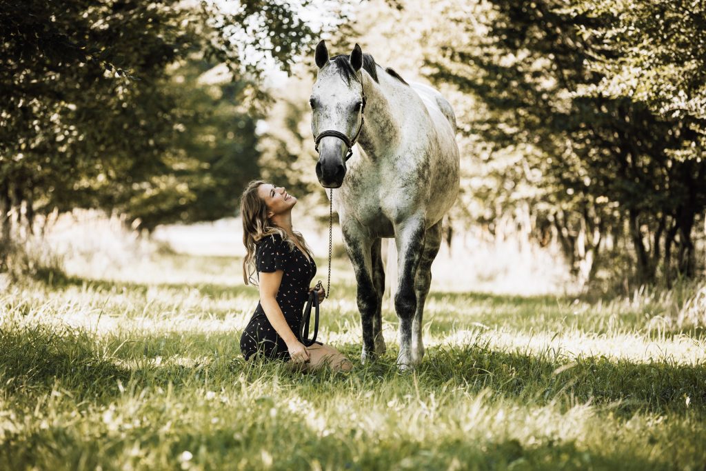 Schimmel mit Besitzerin – Pferdefotografie Oberösterreich
