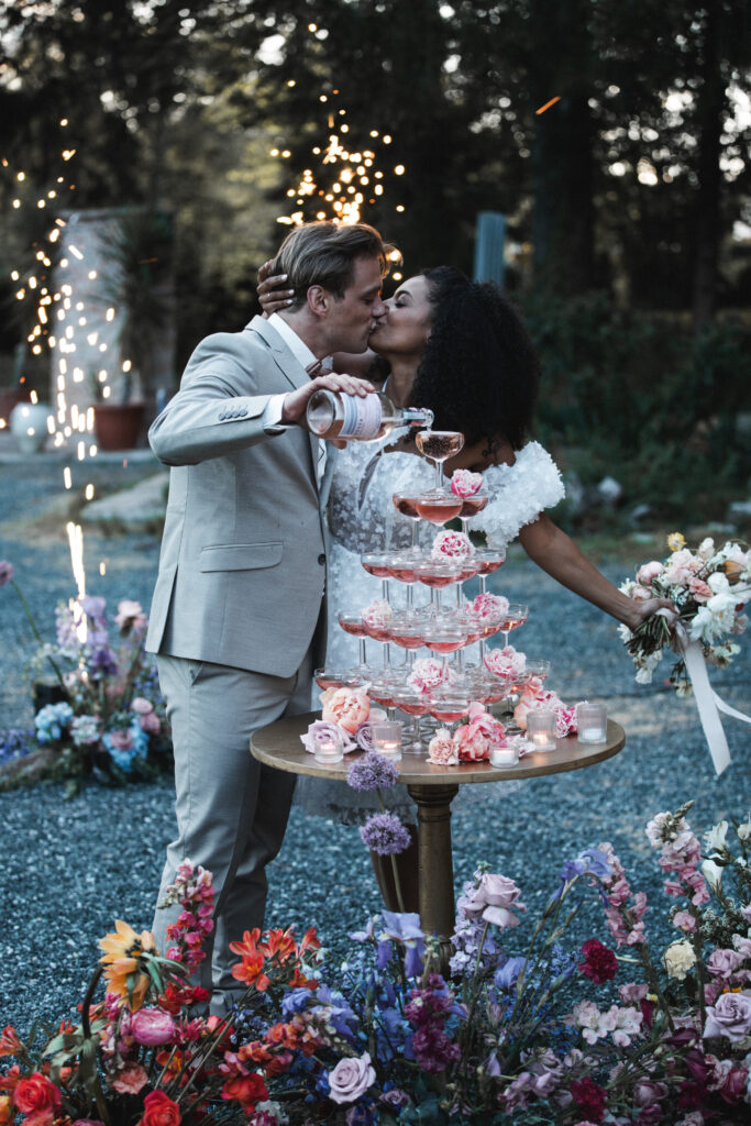 Brautpaar bei der Hochzeitstorte – Hochzeitsfotografin Oberösterreich